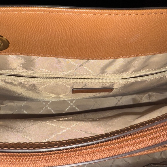 Michael Kors Medium Walsh Multifunction Tote in Vanilla - Picture 7 of 10